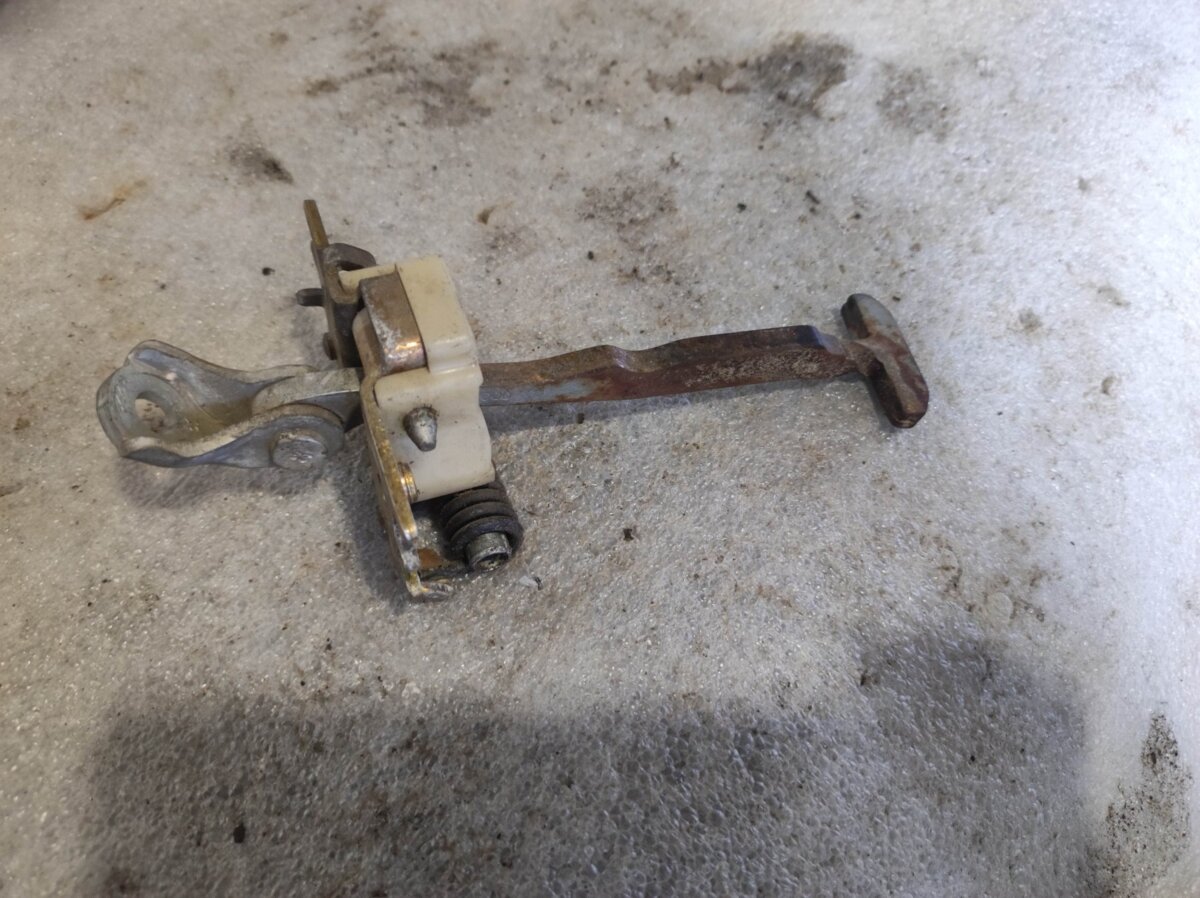 Обмежувач дверей Renault Laguna II (2001-2007) 8200385349