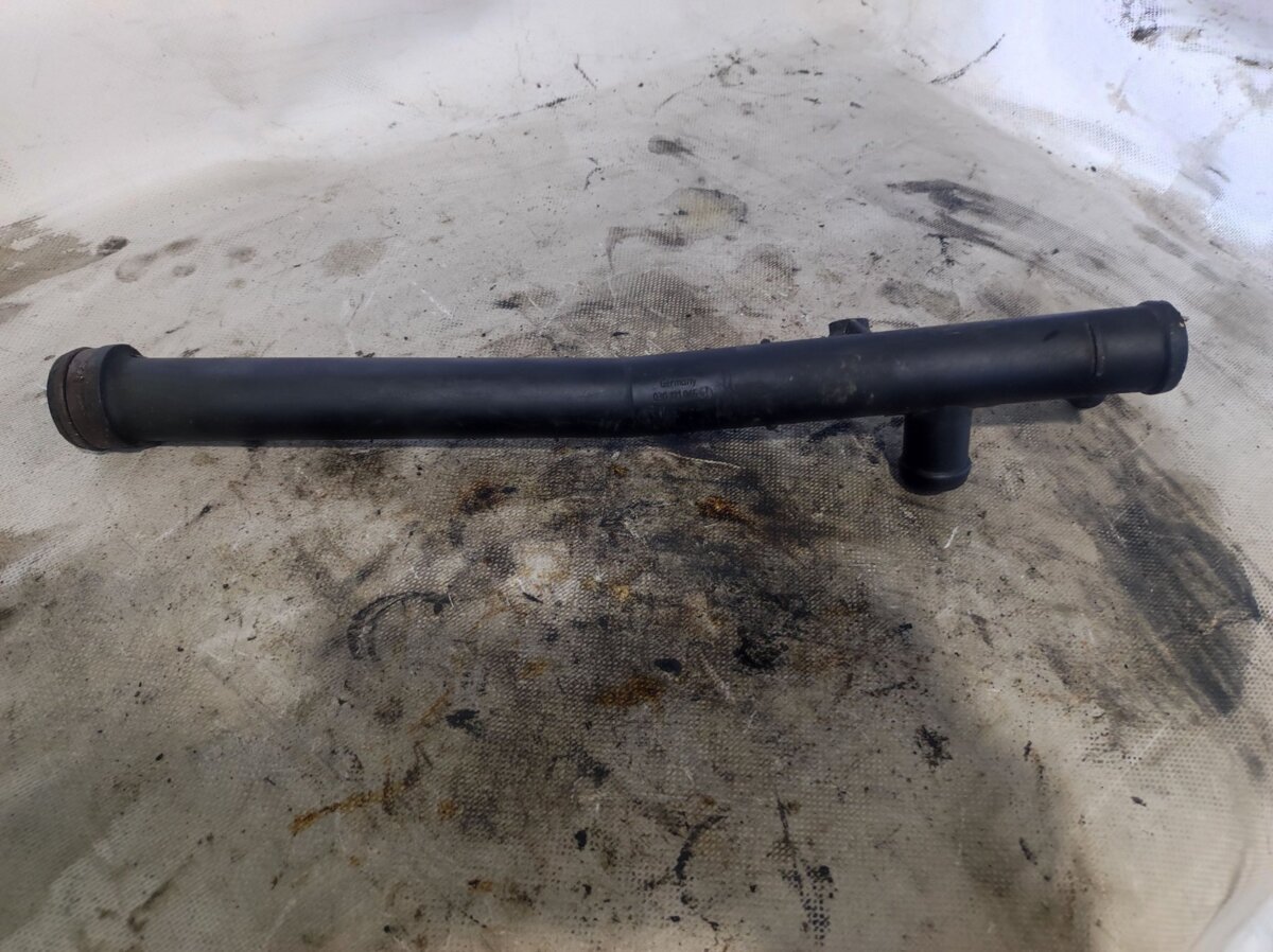 труба водяна Volkswagen  030121065J