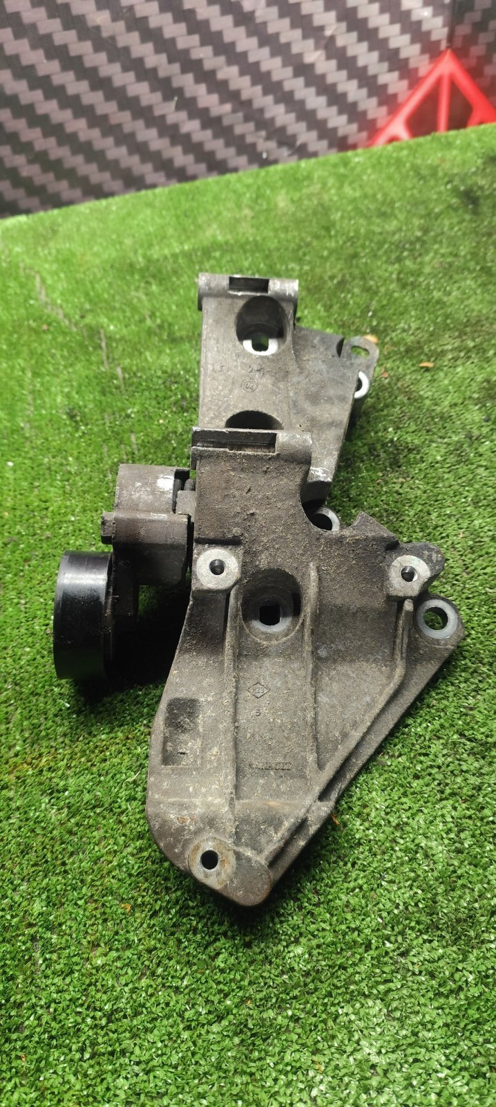 Кронштейн генератора Renault Megane II (2002-2009) 8200669495