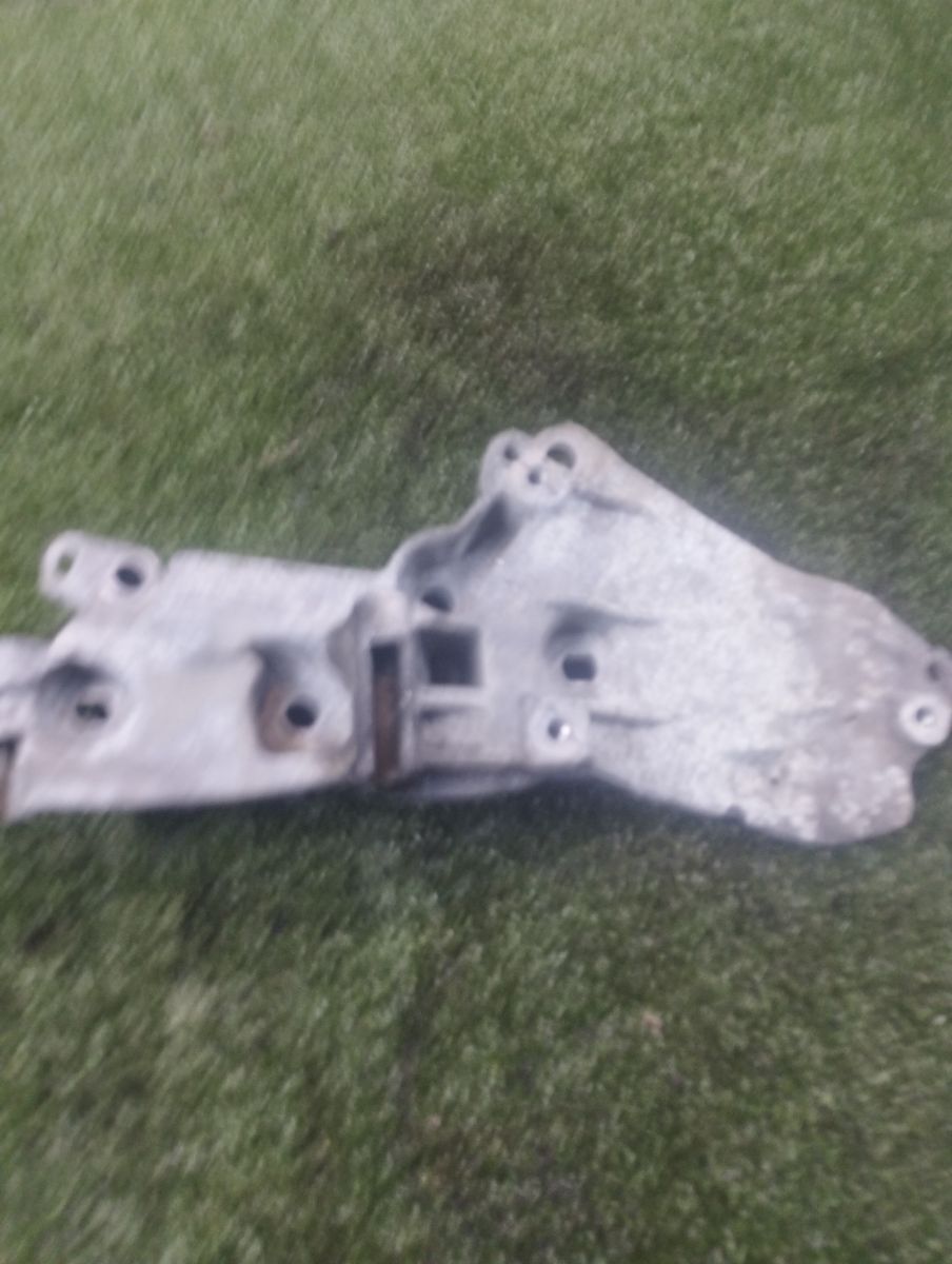 кронштейн  генератора Renault Megane III (2008-2016) 8200669495