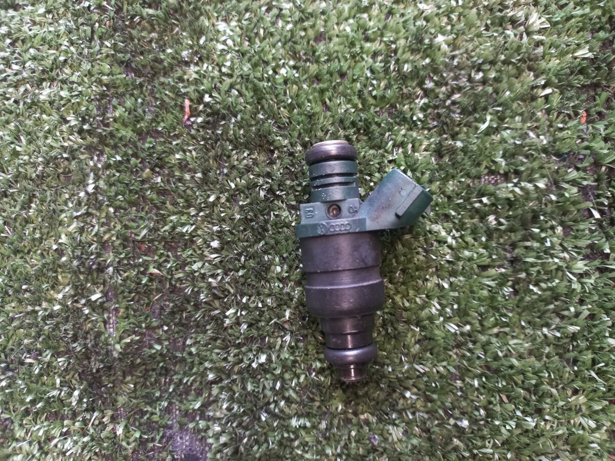 Форсунка паливна Audi,Skoda A3 8L (1996-2003),Octavia I (1996-2010) 037906031AL