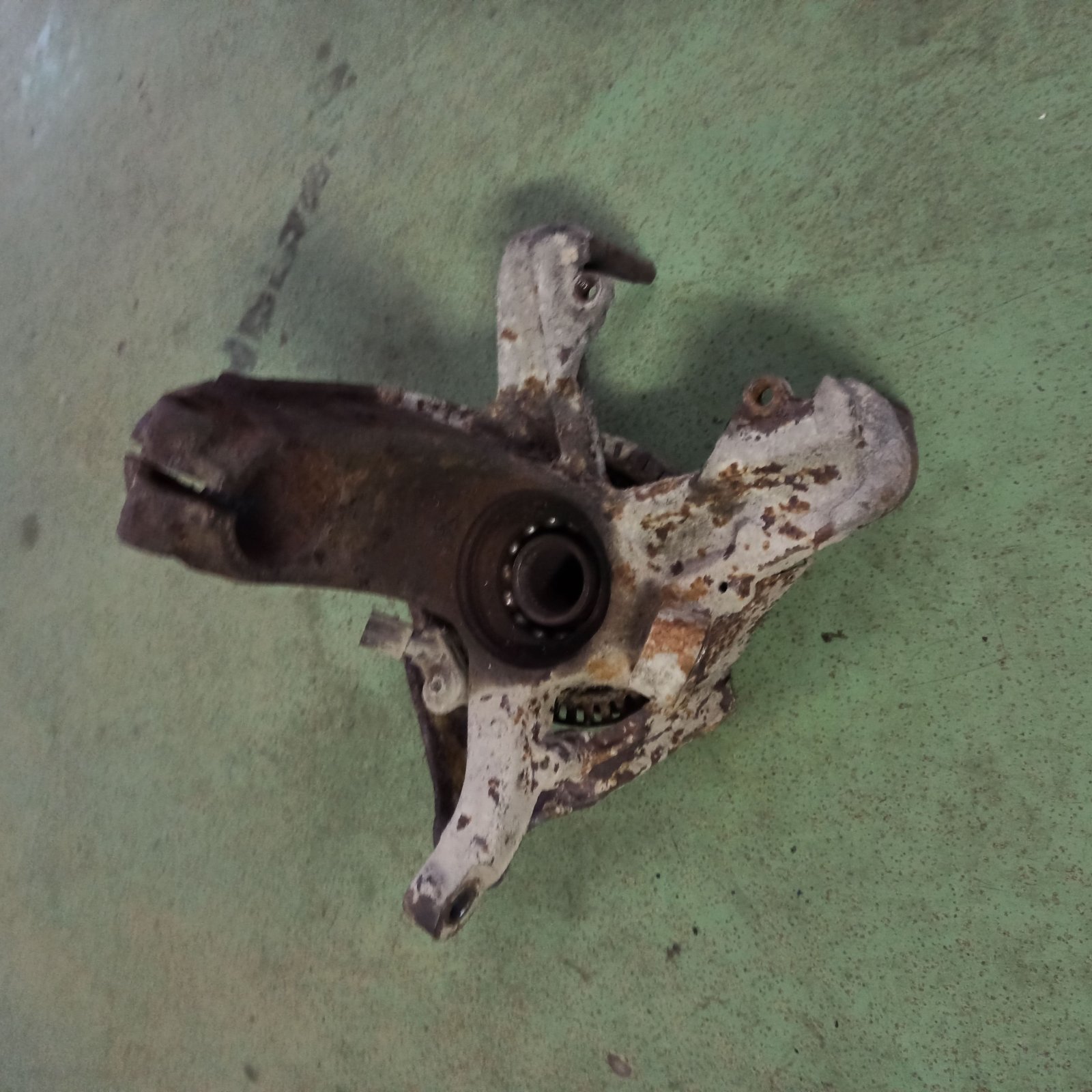 Корпус підшипника маточини лів. Skoda Octavia I (1996-2010) 1J0407255AG