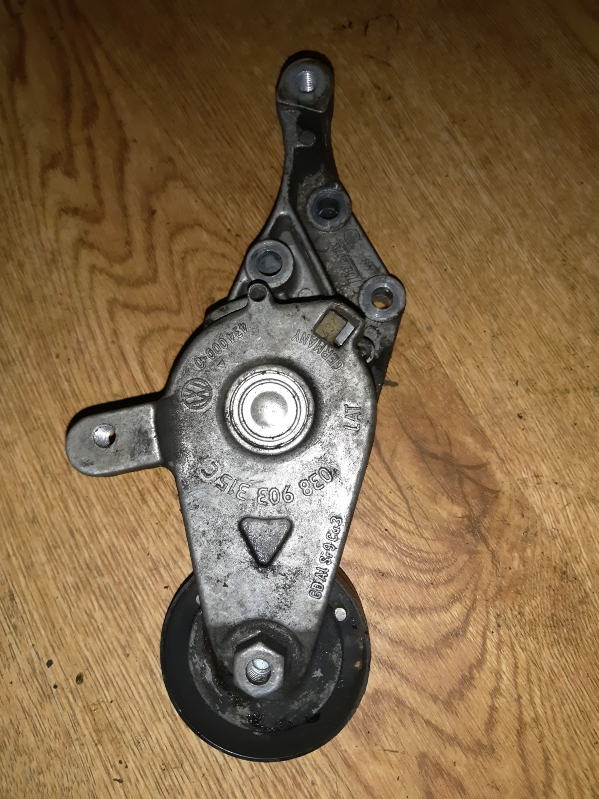 натяжна планка поліклинового ременя; натягувач приводного ременя Skoda Octavia I (1996-2010) 038903315C