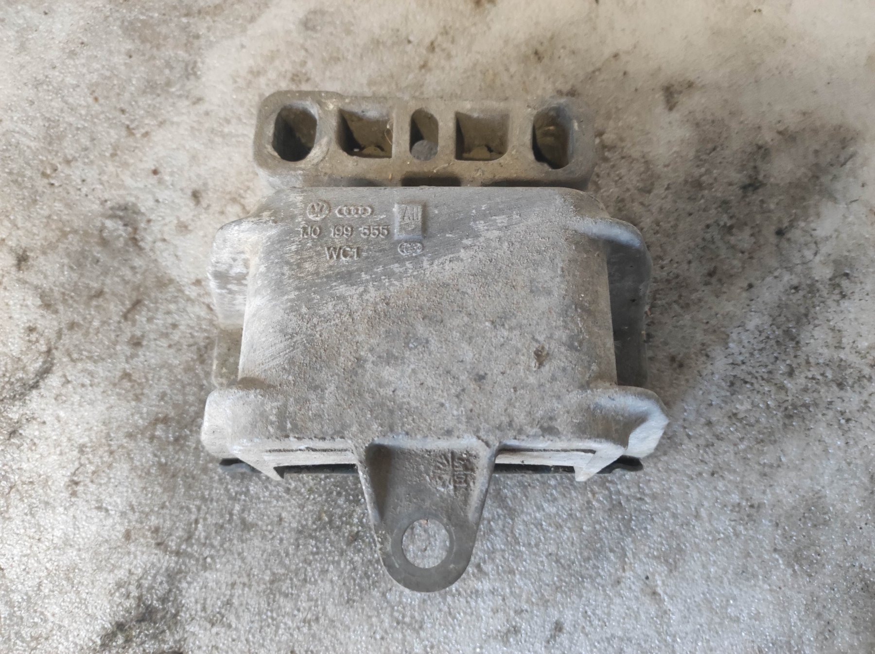 Подушка двигателя левая Skoda Octavia I (1996-2010) 1J0199555