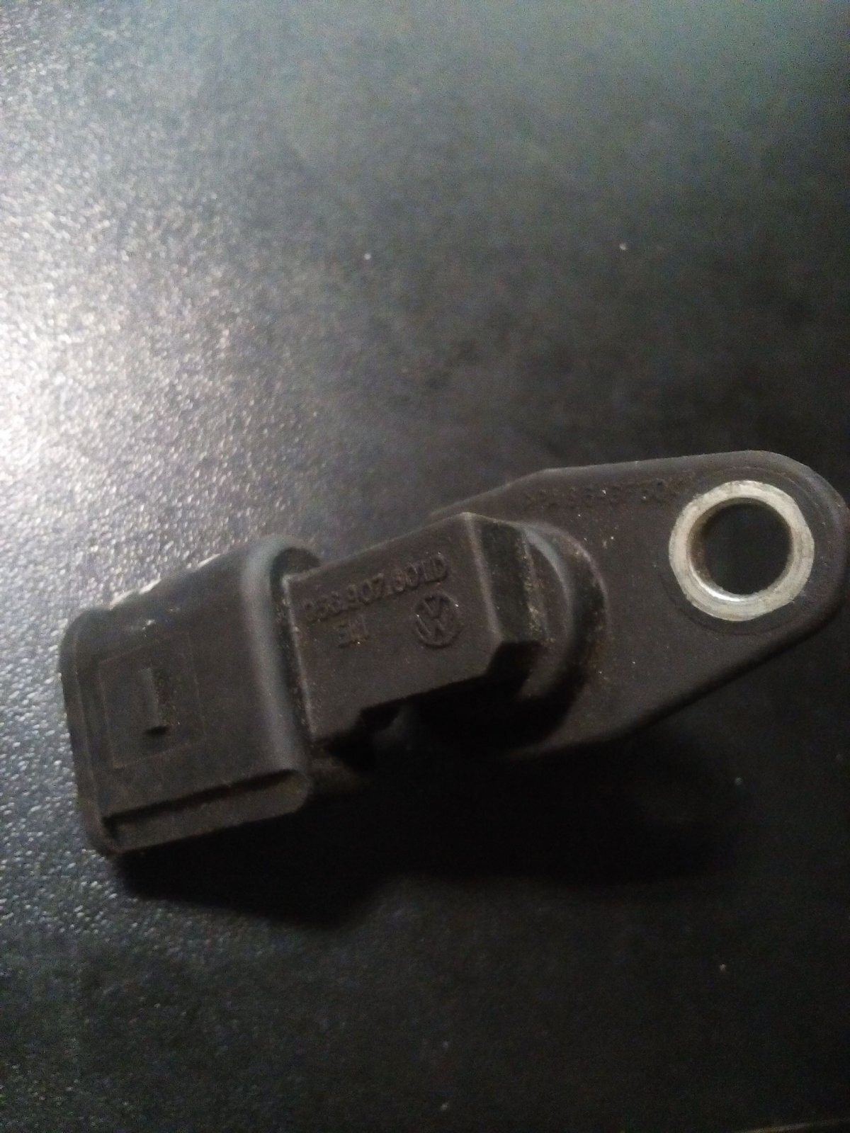 датчик положення розподільного вала.  Skoda Octavia 036907601D