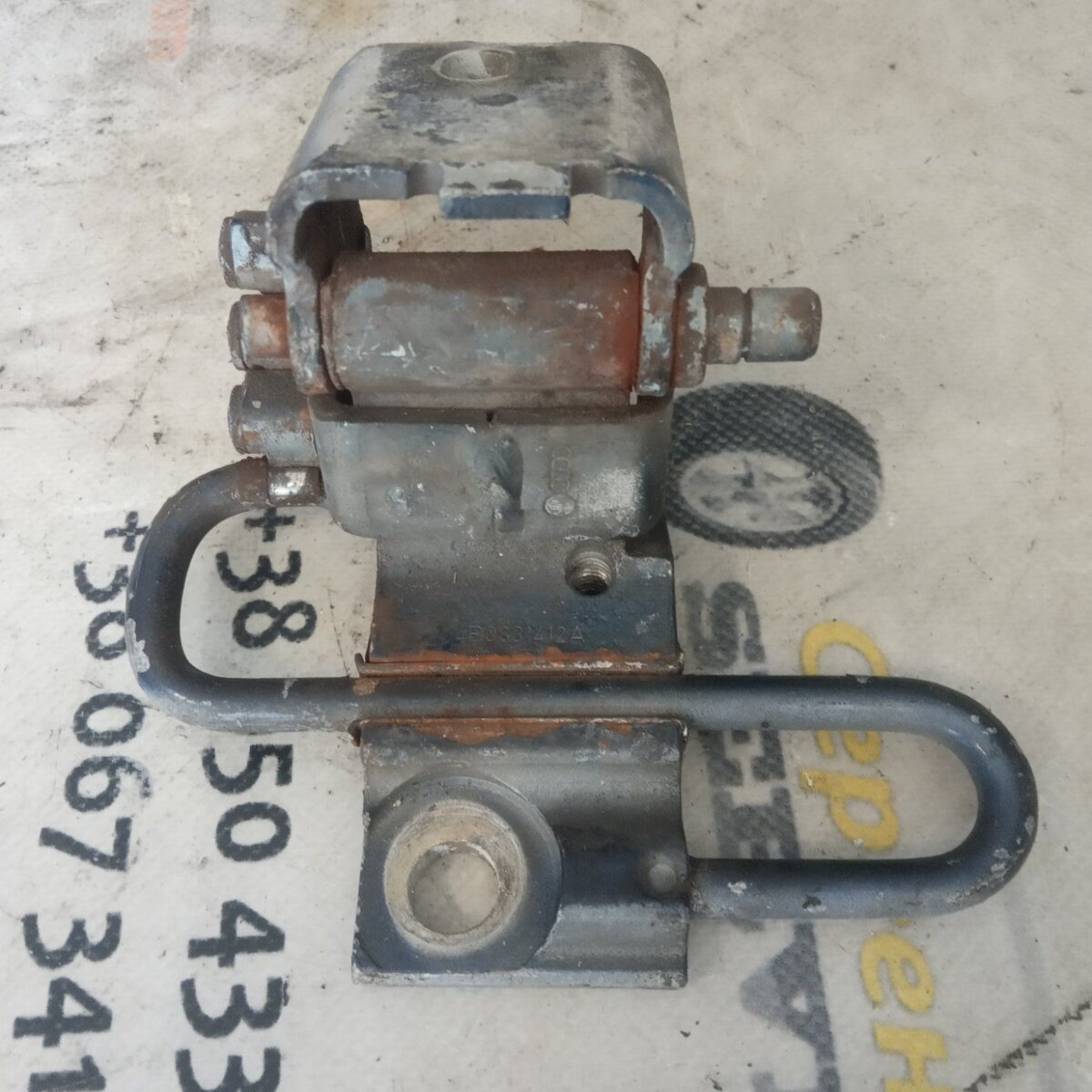Петля двери передней правой Volkswagen Bora (1998-2005) 4B0831412A