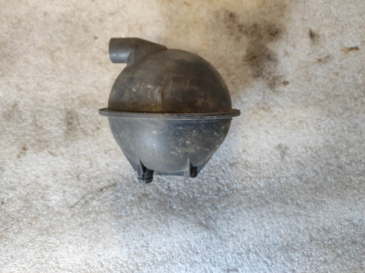 бачок / демпфер вакуумної системи двигуна Volkswagen Caddy III (2004-2015) 7M0129808