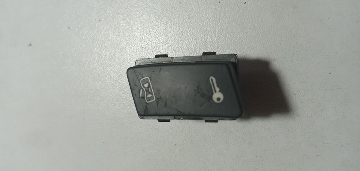 Кнопка центрального замка v Volkswagen Caddy III (2004-2015) 1T0962125
