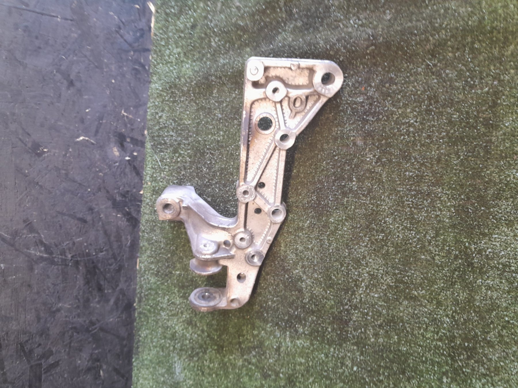 Кронштейн підрамника лівий Volkswagen Caddy III (2004-2015),Golf V (2003-2009),Touran I (2003-2010) 1K0199295E