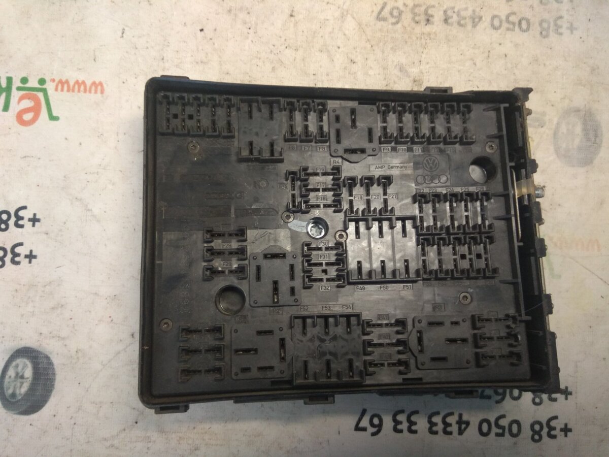 Обшивка передньої правої стійки Volkswagen Caddy iiI (2004-2015) 1K0937124K