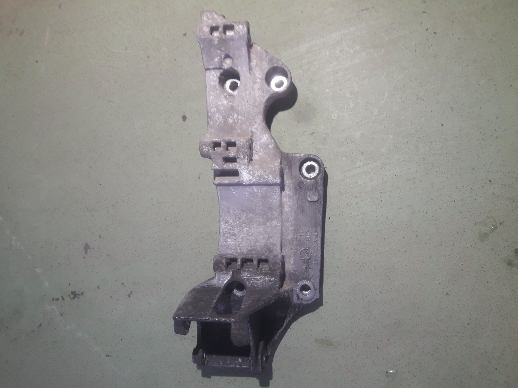Кріплення лапи генератора vw golf iv audi 1.6 sr Volkswagen GOL IV 05-10 06A903143H
