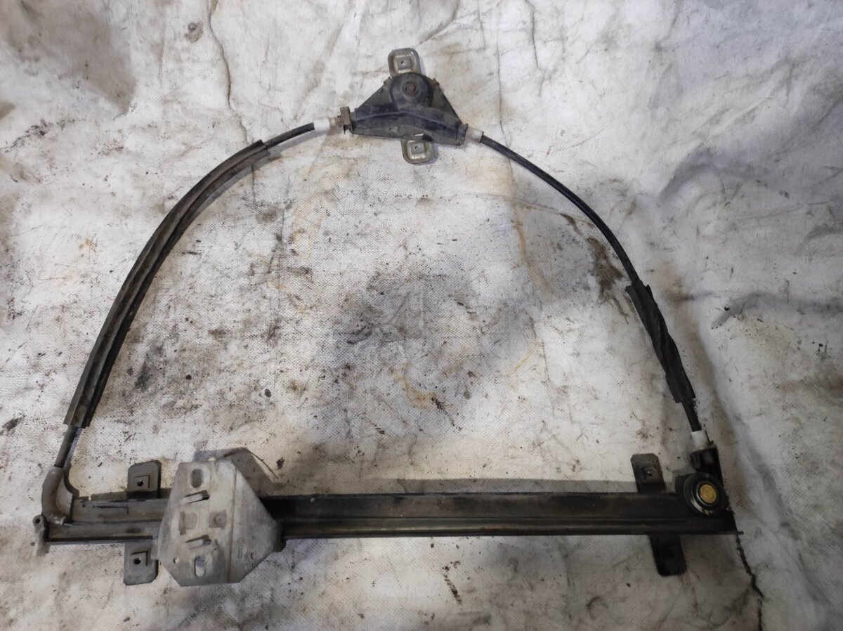 механізм стеклопідйомника водійських дверей; механізм стеклопідйомника дверей передніх, лівих; підйомник механічний вітрового скла; склопідйомник з електродвигуном; склопідйомник передньої лівої двері; механізм склопідіймача двері передньої, лівої Volkswa