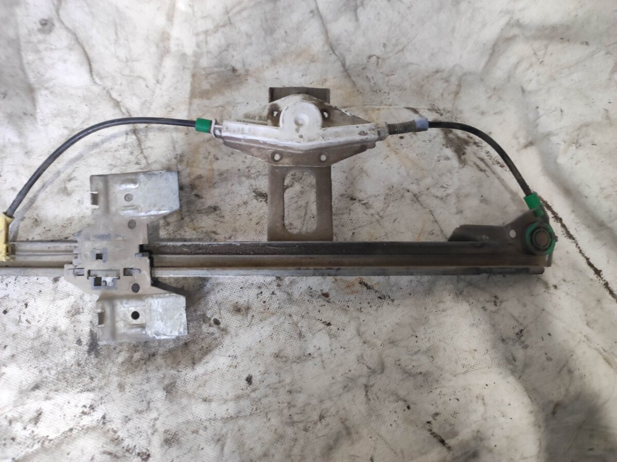 механізм склопідйомника двері задньої, лівої; склопідйомник задніх лівих дверей; механізм стеклопод'емника двері задньої, лівої Volkswagen Golf III (1991-1999) 1H4839401