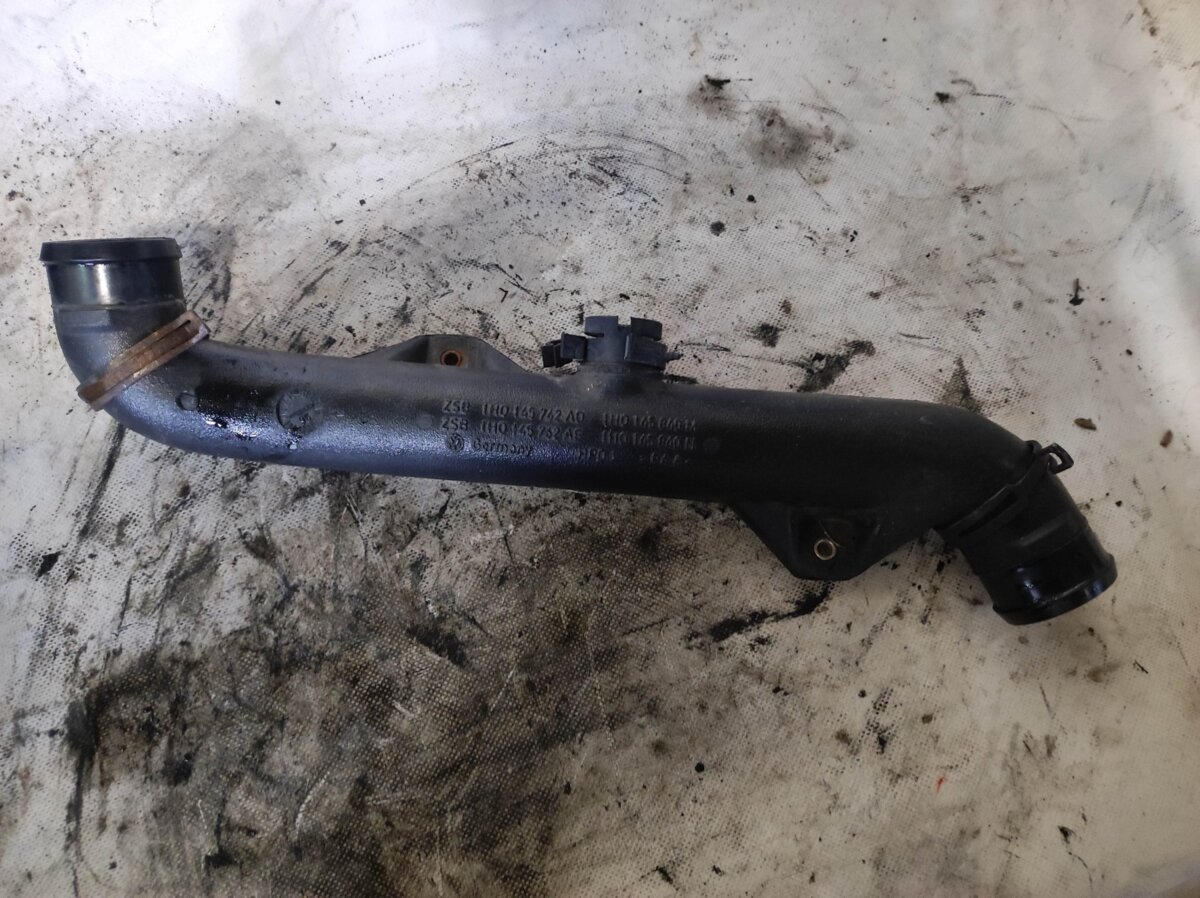 Патрубок інтеркулера  Volkswagen Golf III (1991-1999) 1H0145762AE