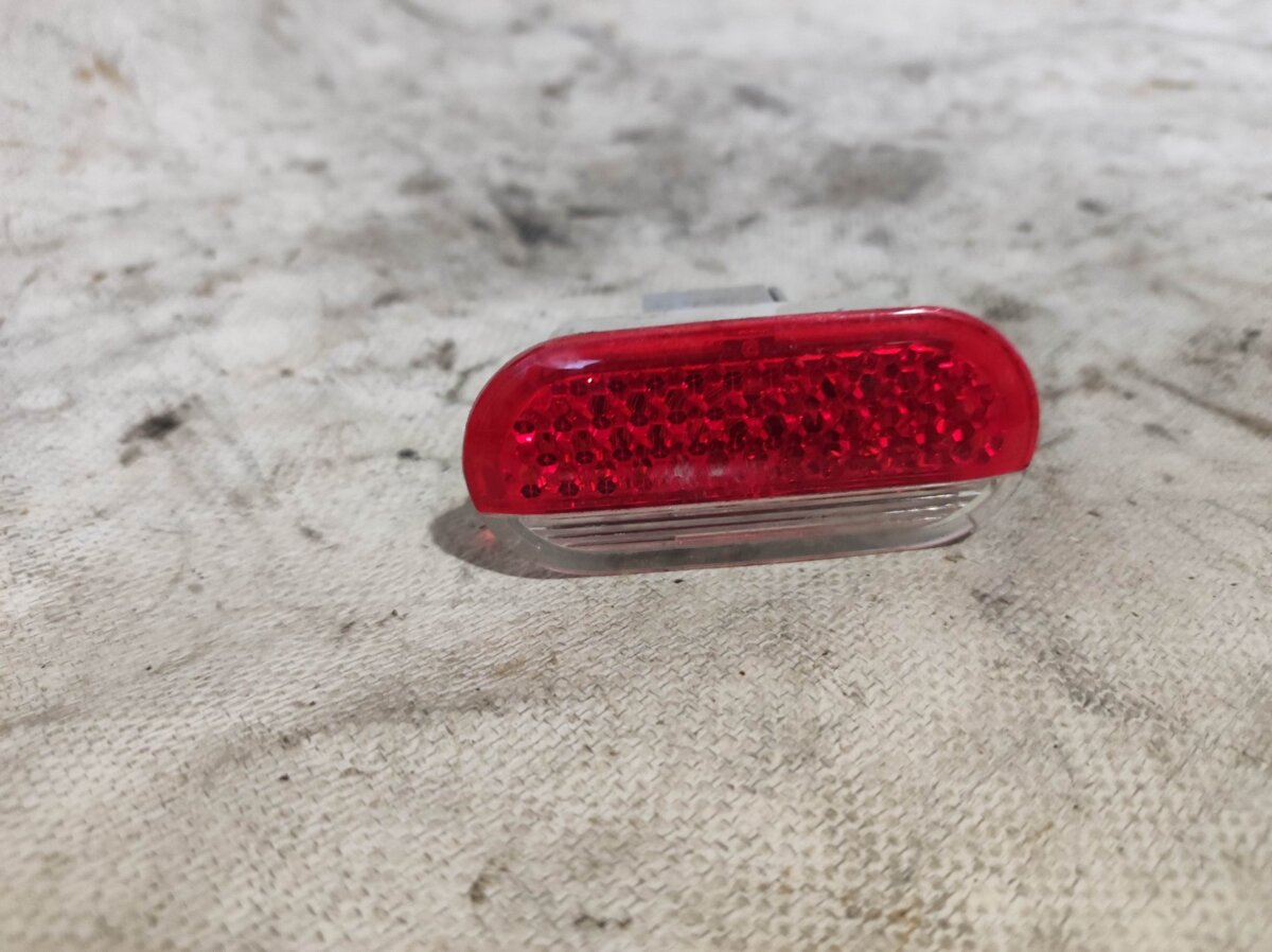 Плафон підсвітки дверей Volkswagen Golf III (1991-1999) 1J0947411B