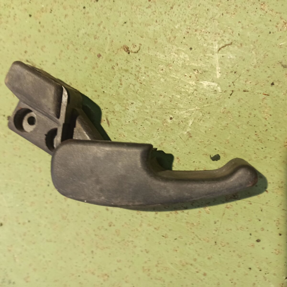 Ручка відкривання капоту Volkswagen Golf III (1991-1999) 1H1823533