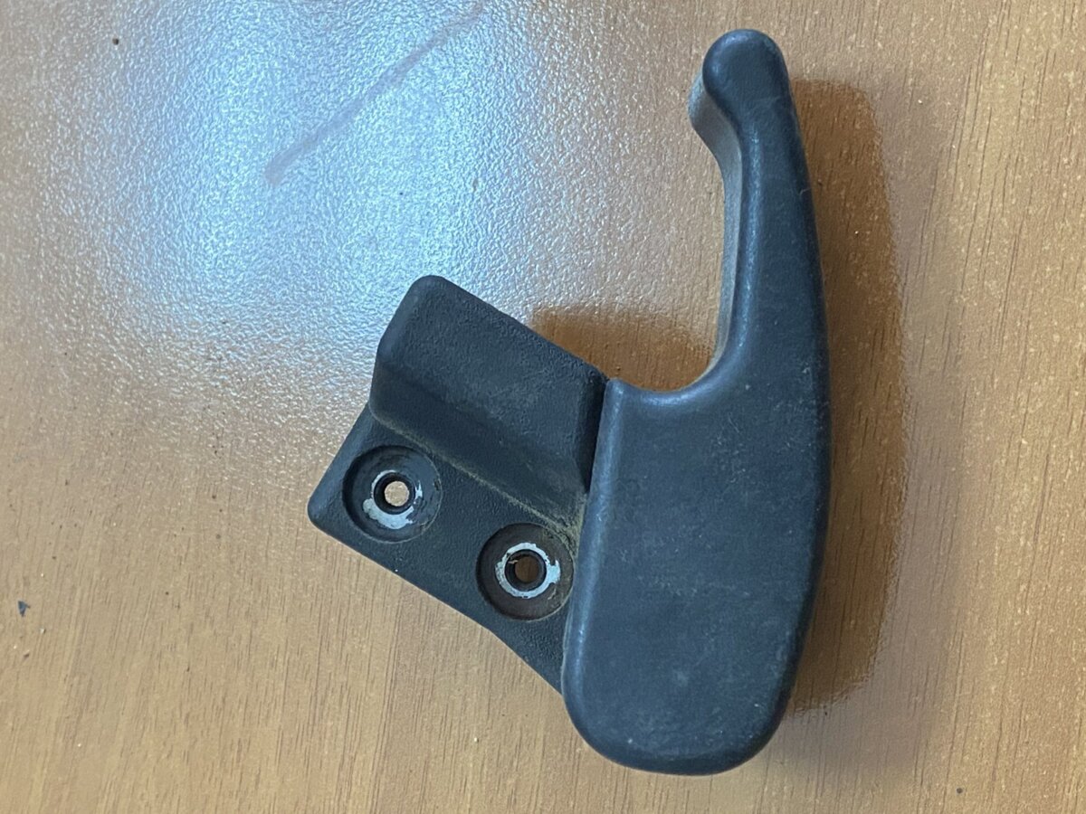 Ручка відкривання капоту Volkswagen Golf III (1991-1999) 1H1823533