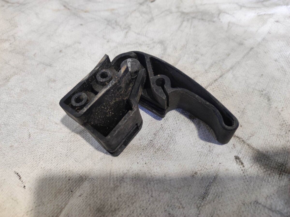 Ручка відкривання капоту Volkswagen Golf III (1991-1999) 1H1823533