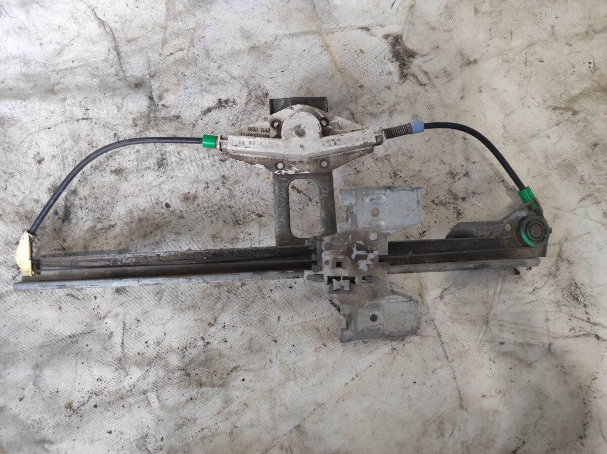 Склопідйомник дверей задніх лівих Volkswagen Golf III (1991-1999) 1H4839401