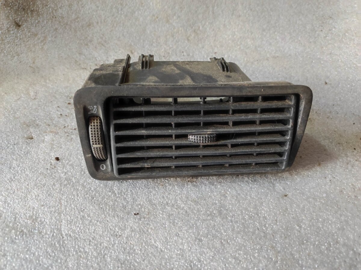 Дефлектор в торпеду правий Volkswagen Golf   IV 1997-2006 1J1819704C