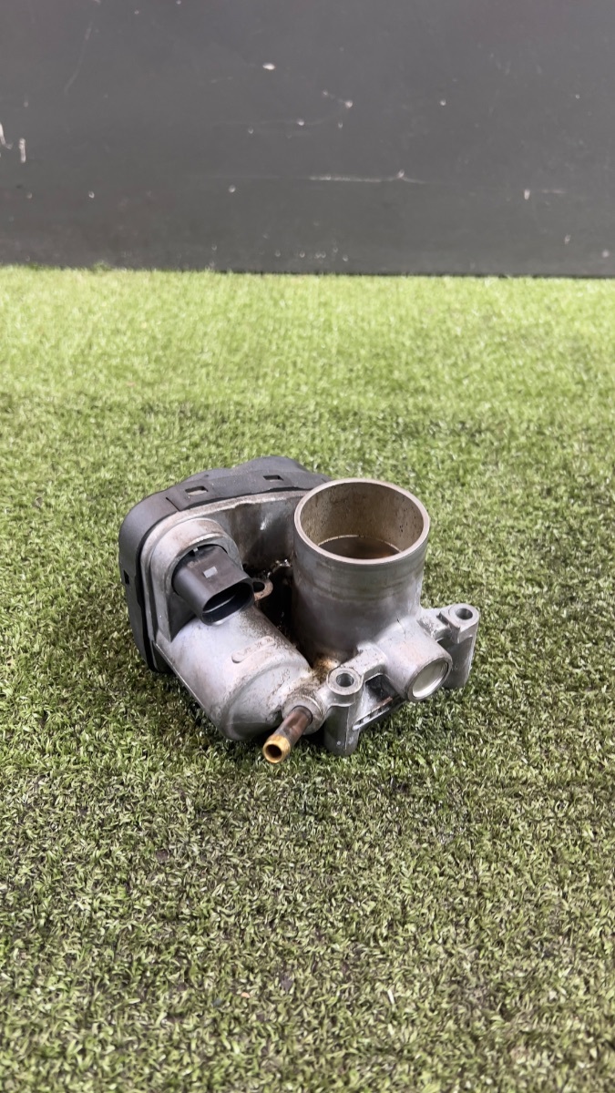 Дроссельна заслінка Volkswagen Golf IV (1997-2006) 036133062