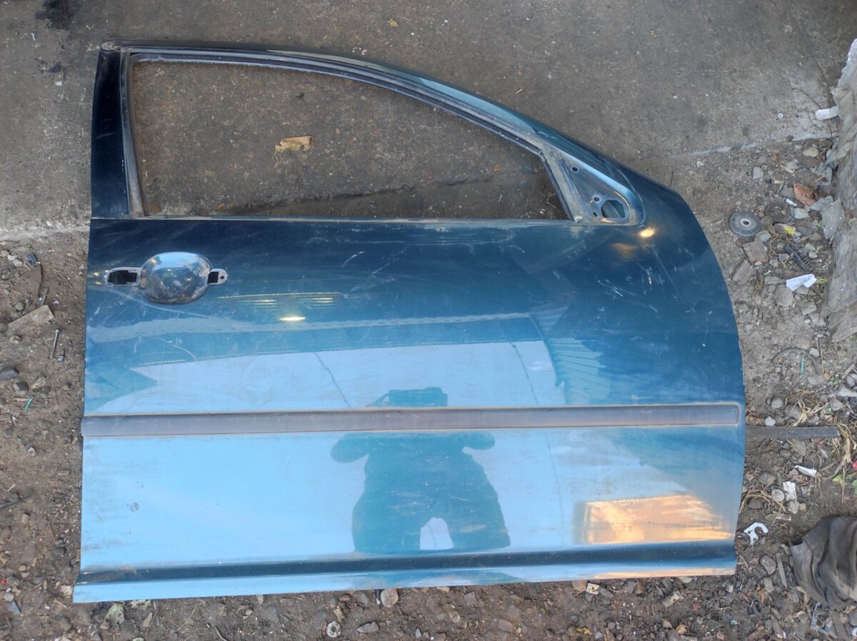 двері (передні кабіни в зборі; Двері передні, праві; Пасажирські передні двері) Volkswagen Golf IV (1997-2006) 1J4831056H