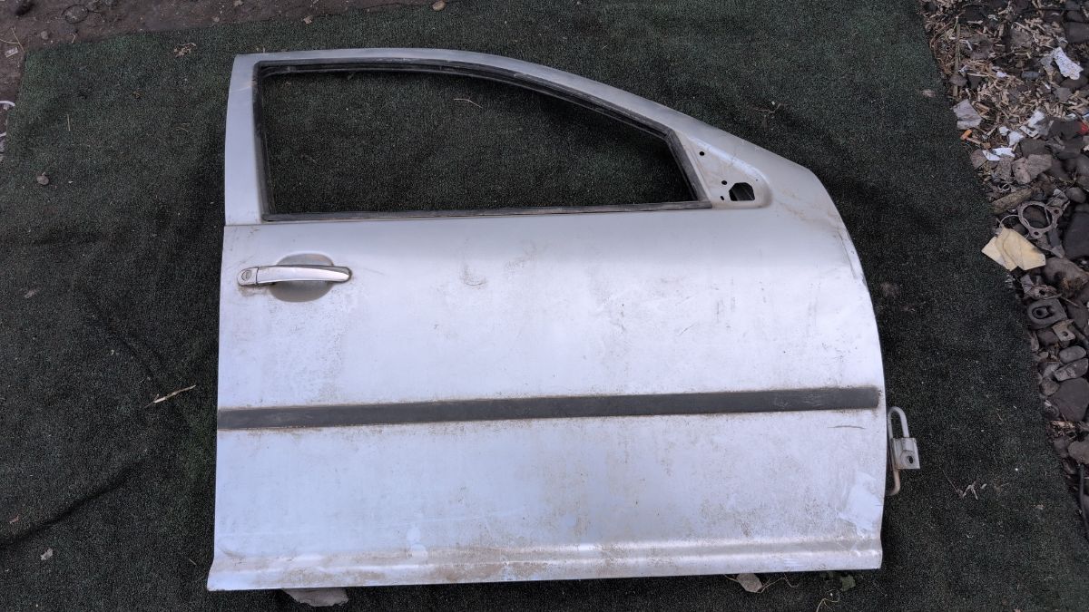 Двері передні праві  Volkswagen Golf IV (1997-2006) 1J4831056H