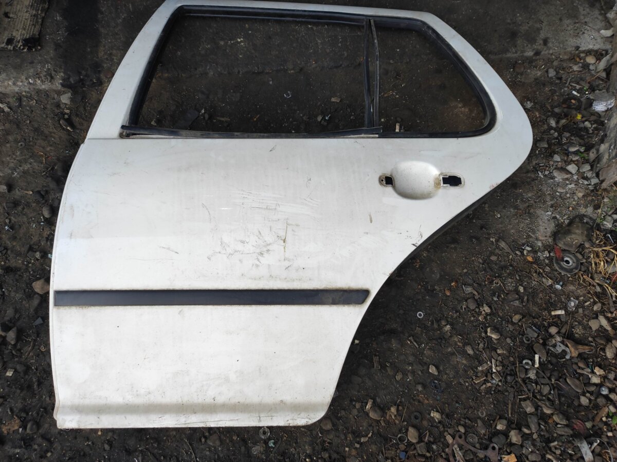 двері задні; двері задні, ліві; двері пасажирськи задні ліві Volkswagen Golf IV (1997-2006) 1J6833055F