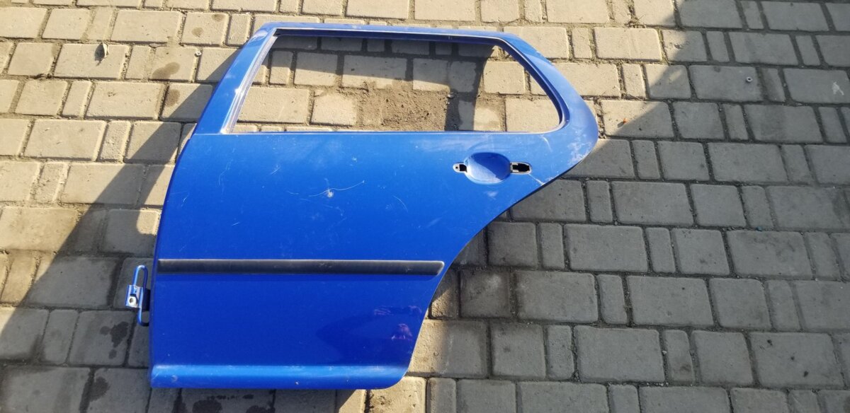 двері задні; двері задні, ліві; двері пасажирськи задні ліві Volkswagen Golf IV (1997-2006) 1J6833055F