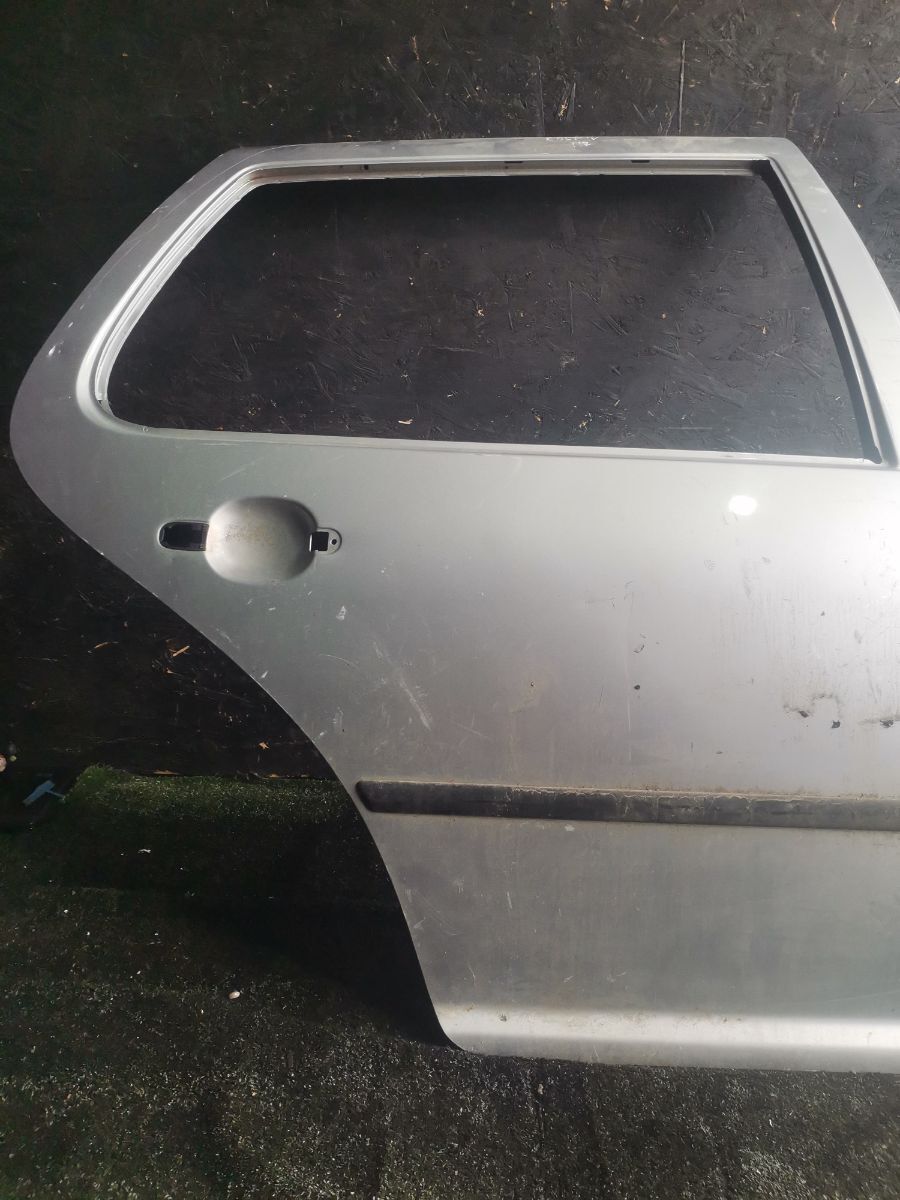 Двері задні праві Volkswagen Golf IV (1997-2006) 1J6833056F