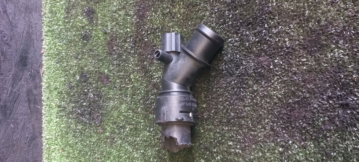 Фланець охолодження Volkswagen Golf IV (1997-2006) 1J0121619A