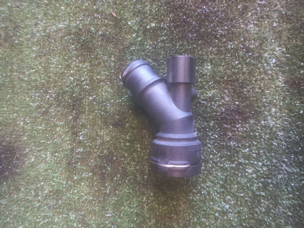 Фланец радиатора нижний Volkswagen Golf IV (1997-2006) 1J0121619A