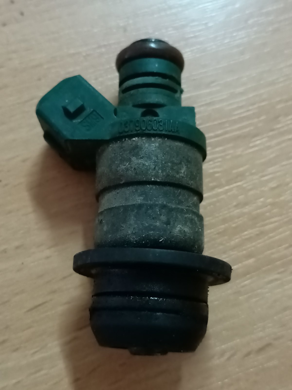 Форсунка вприскування палива Volkswagen Golf IV (1997-2006) 037906031AA