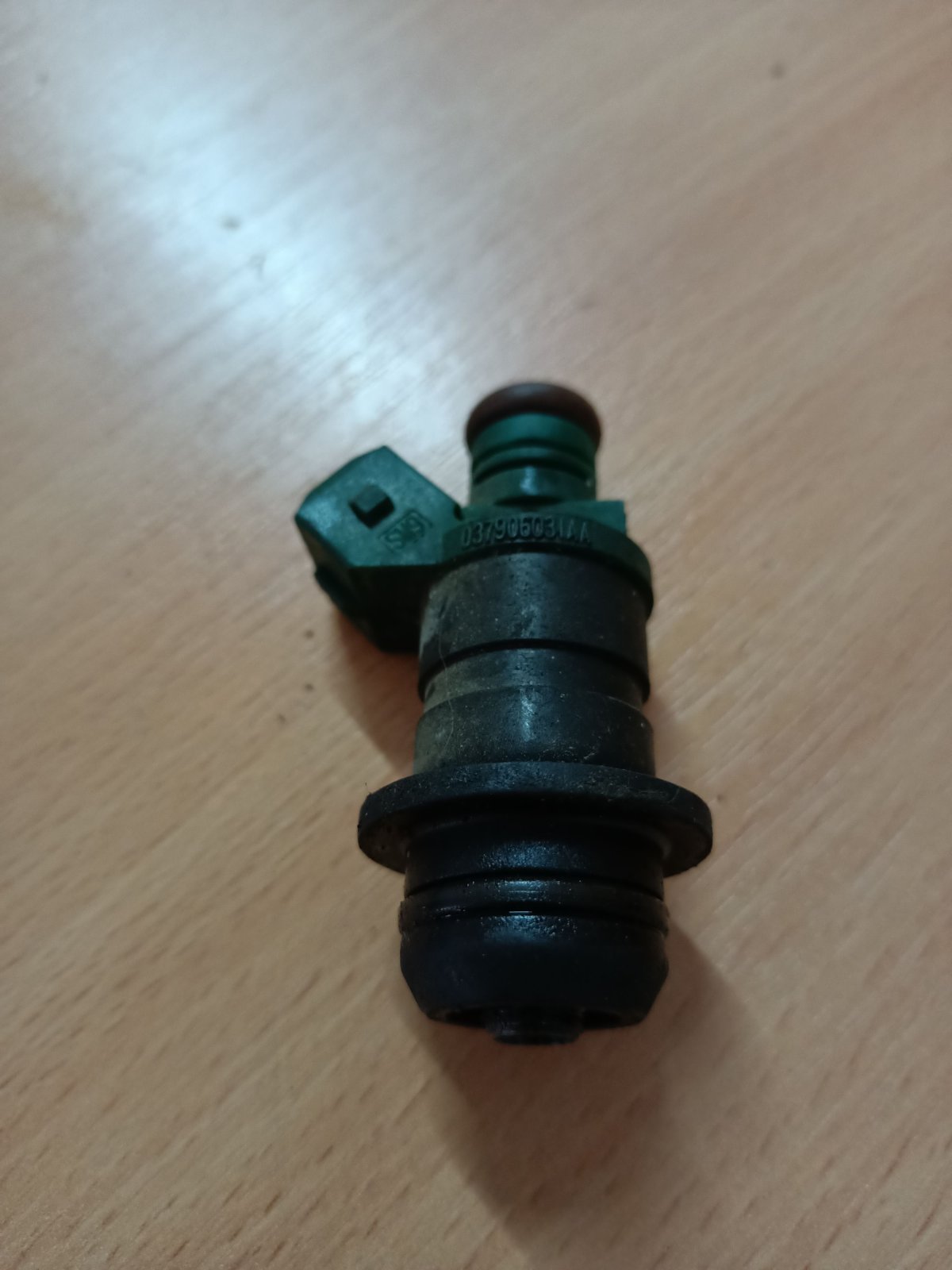 Форсунка вприскування палива Volkswagen Golf IV (1997-2006) 037906031AA