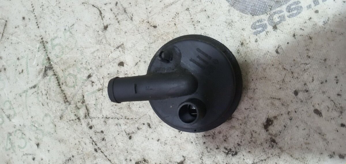 Клапан системи вентиляції картера Volkswagen Golf IV (1997-2006) 028129101E