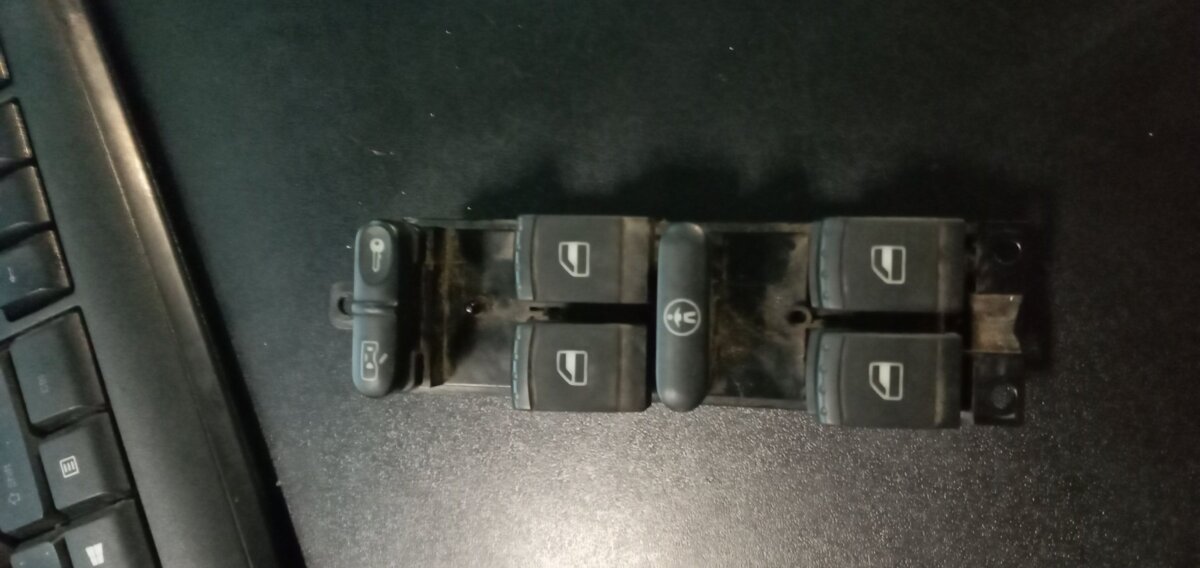 Кнопка склопідйомника Volkswagen Golf IV (1997-2006) 1J4959857