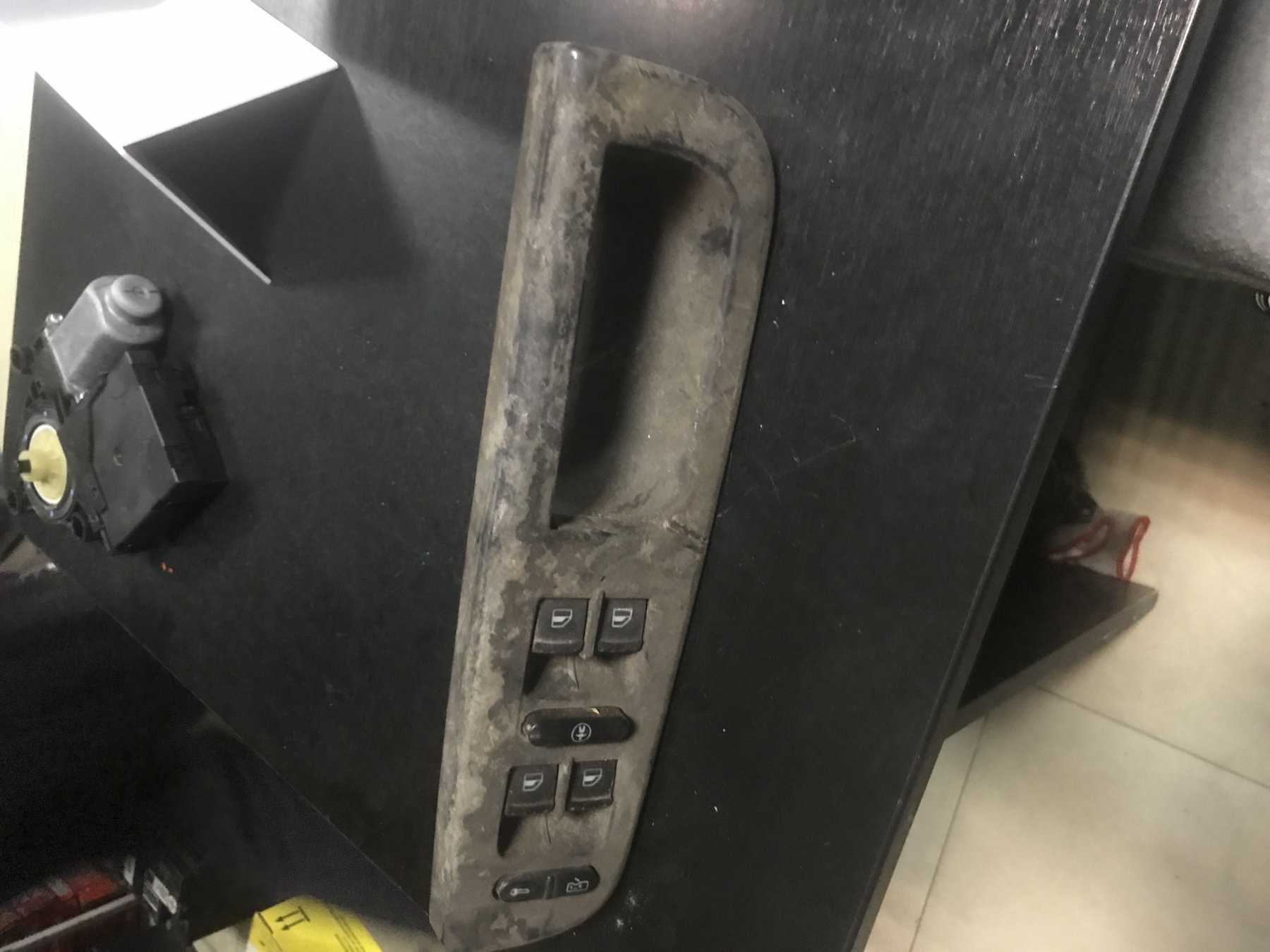 кнопки переднього лівого склопід'ємника; кнопковий блок керування склопідіймачами передній лівий Volkswagen Golf IV (1997-2006) 1J4959857B