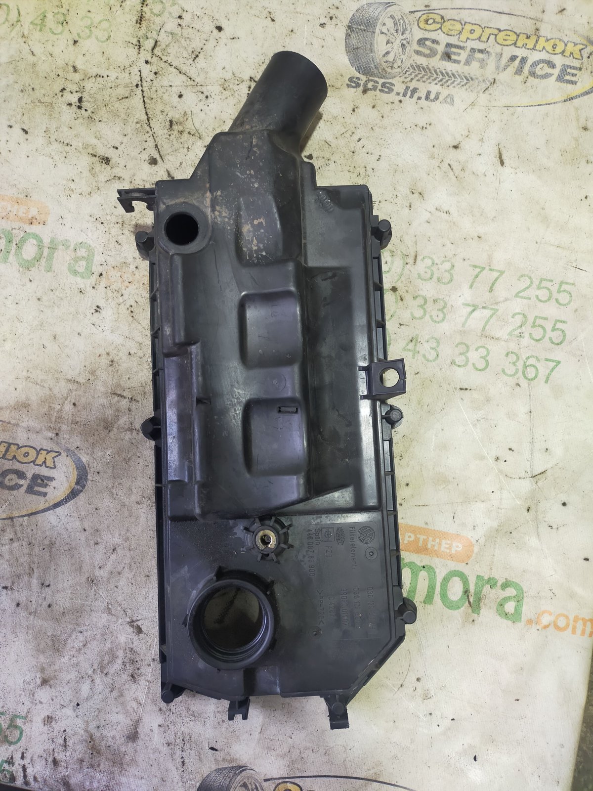 коробка фільтра; корпус повітряного фільтра Volkswagen Golf IV (1997-2006) 036129611AH