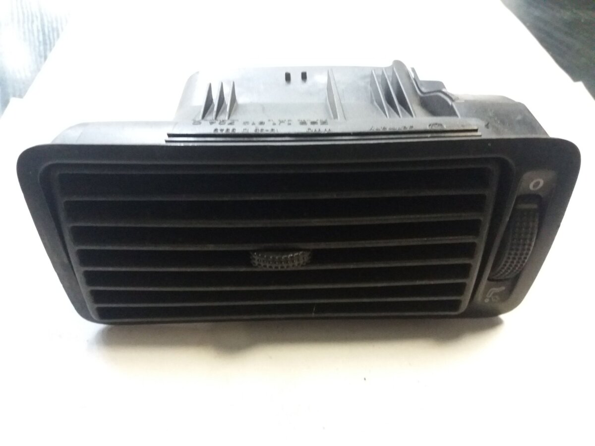 Корпус дефлектора правого Volkswagen Golf IV (1997-2006) 1J1819704C