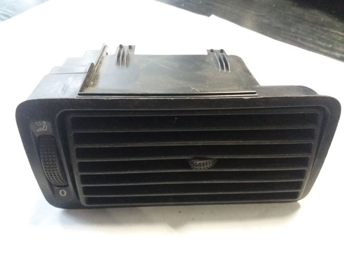 Корпус дефлектора правого Volkswagen Golf IV (1997-2006) 1J1819704C
