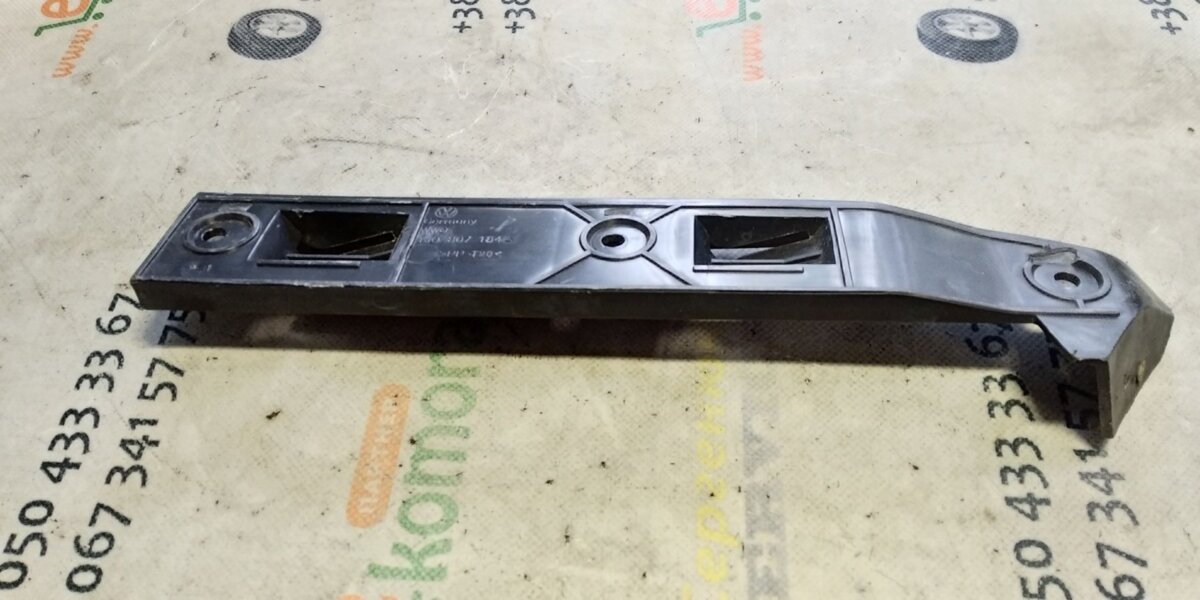 кронштейн бампера переднього, правий; кронштейн кріплення бампера переднього правий; праве кріплення переднього бампера Volkswagen Golf IV (1997-2006) 1J0807184A