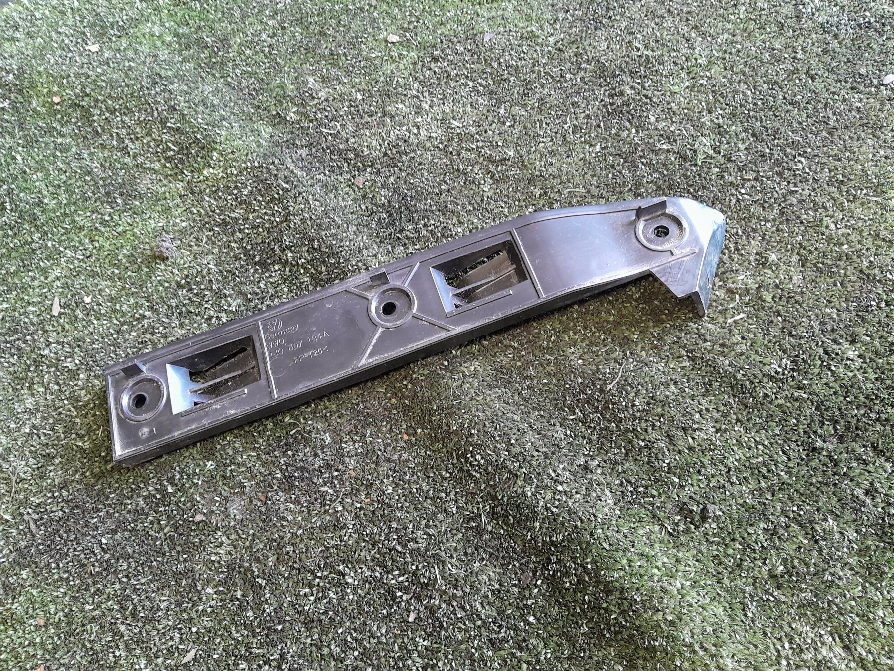 Кронштейн крила правий Volkswagen Golf IV (1997-2006) 1J0807184A