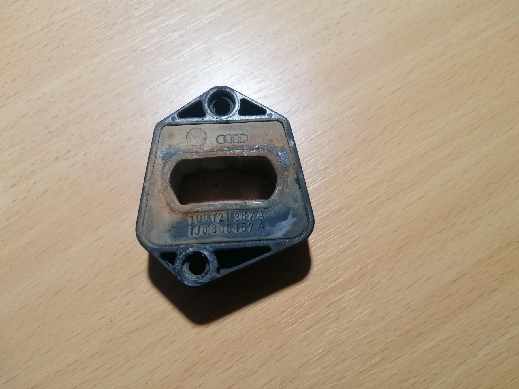 Кронштейн (подушка крепления) радиатора нижний Volkswagen Golf IV (1997-2006) 1J0806157A
