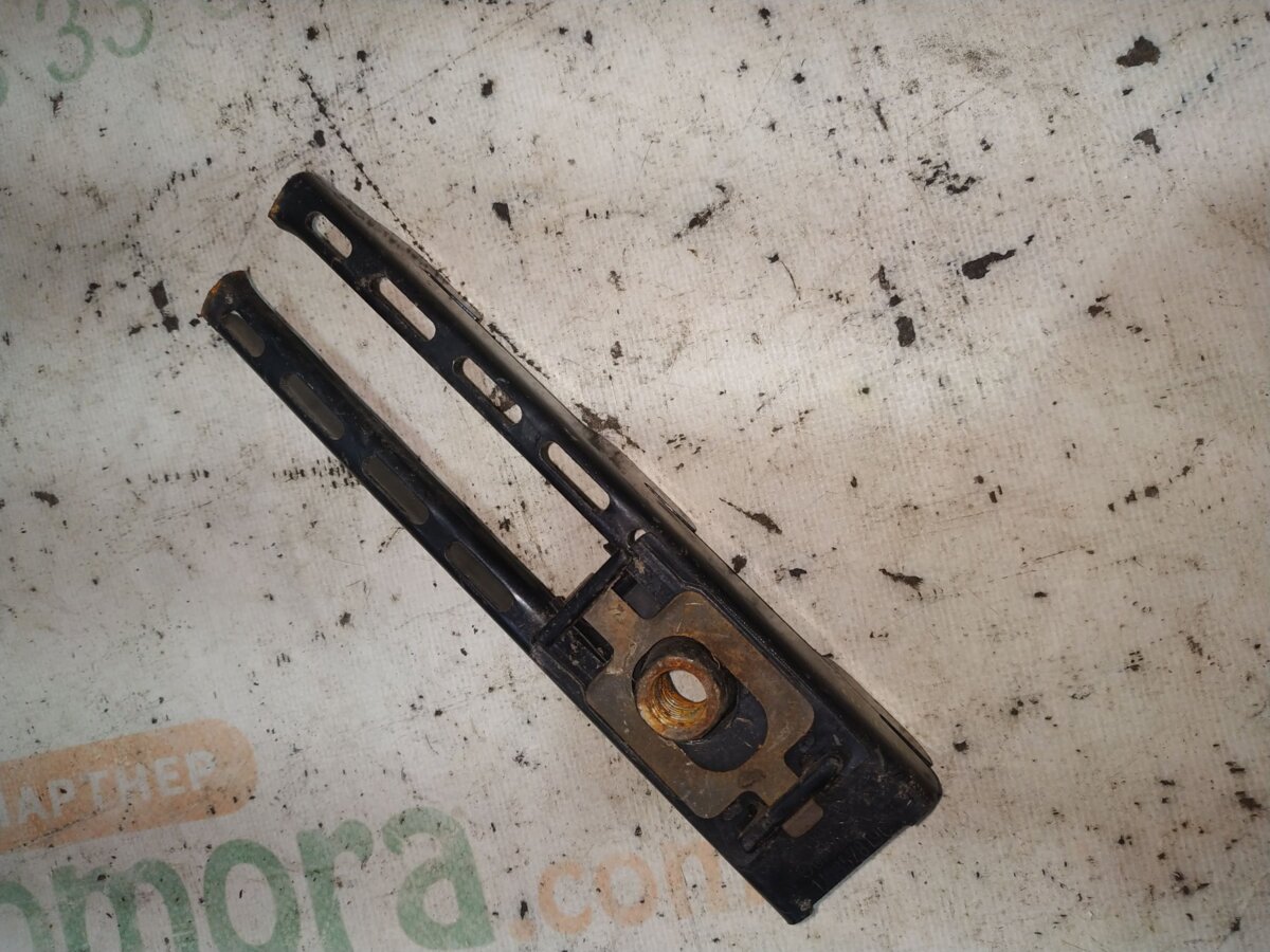 Кронштейн ремня безпеки Volkswagen Golf IV (1997-2006) 1J0857819C