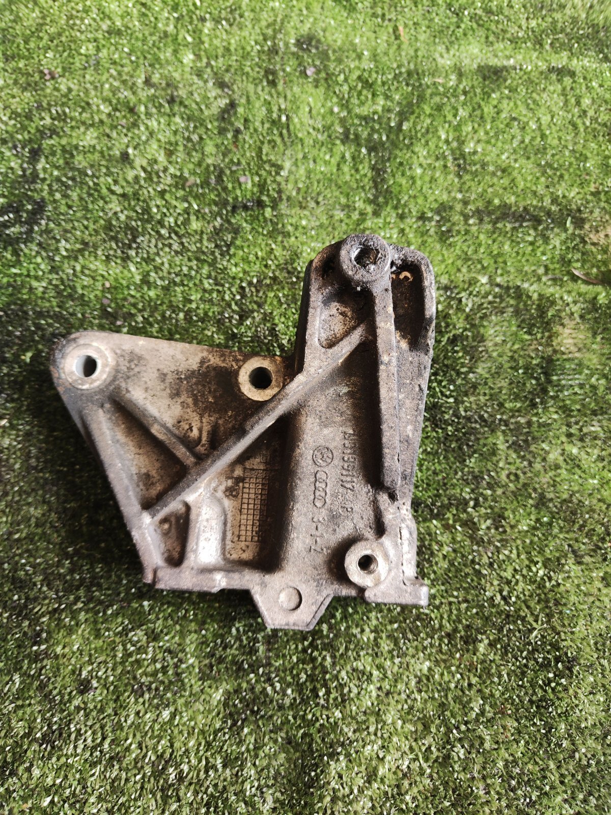 Кроштейн двигуна Volkswagen Golf IV (1997-2006) 1J0199117P