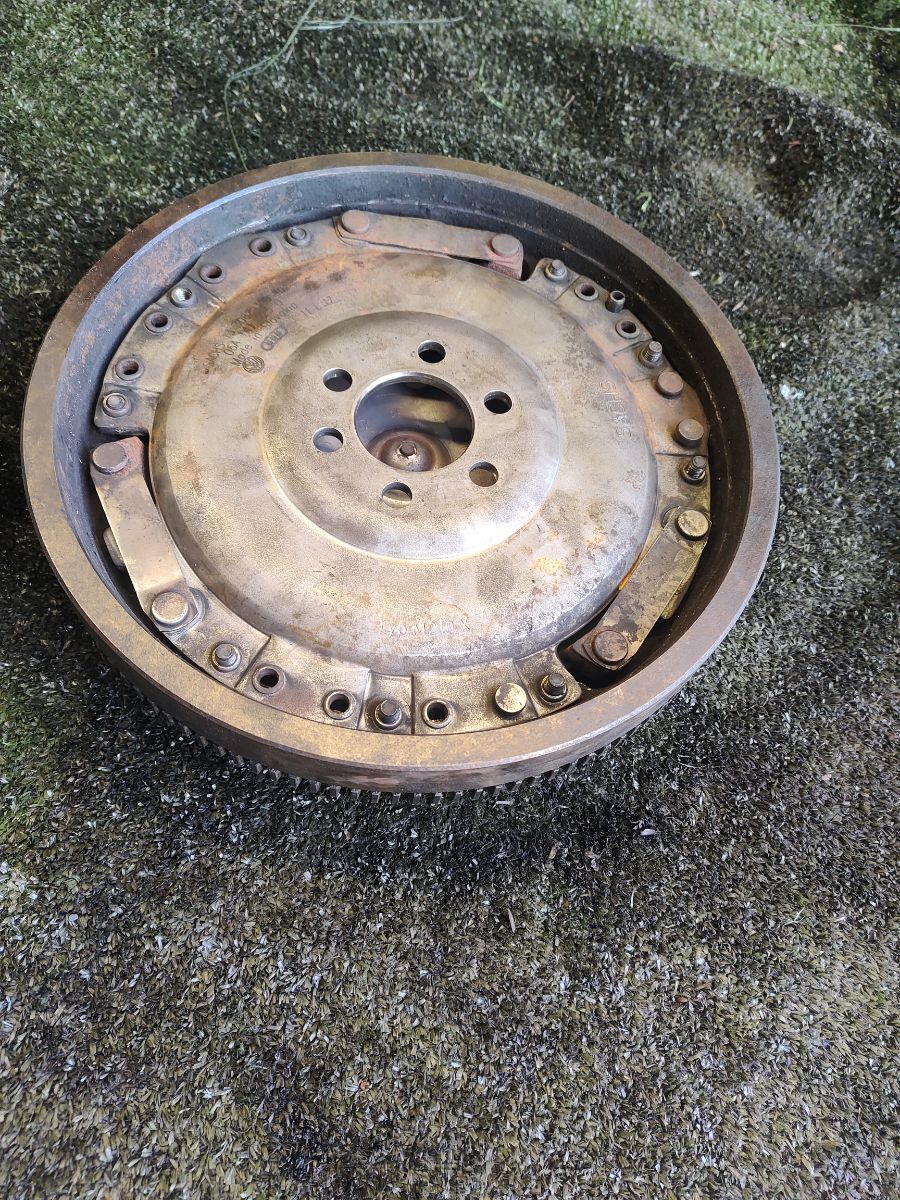 Маховик двигателя Volkswagen Golf IV (1997-2006) 027105273D