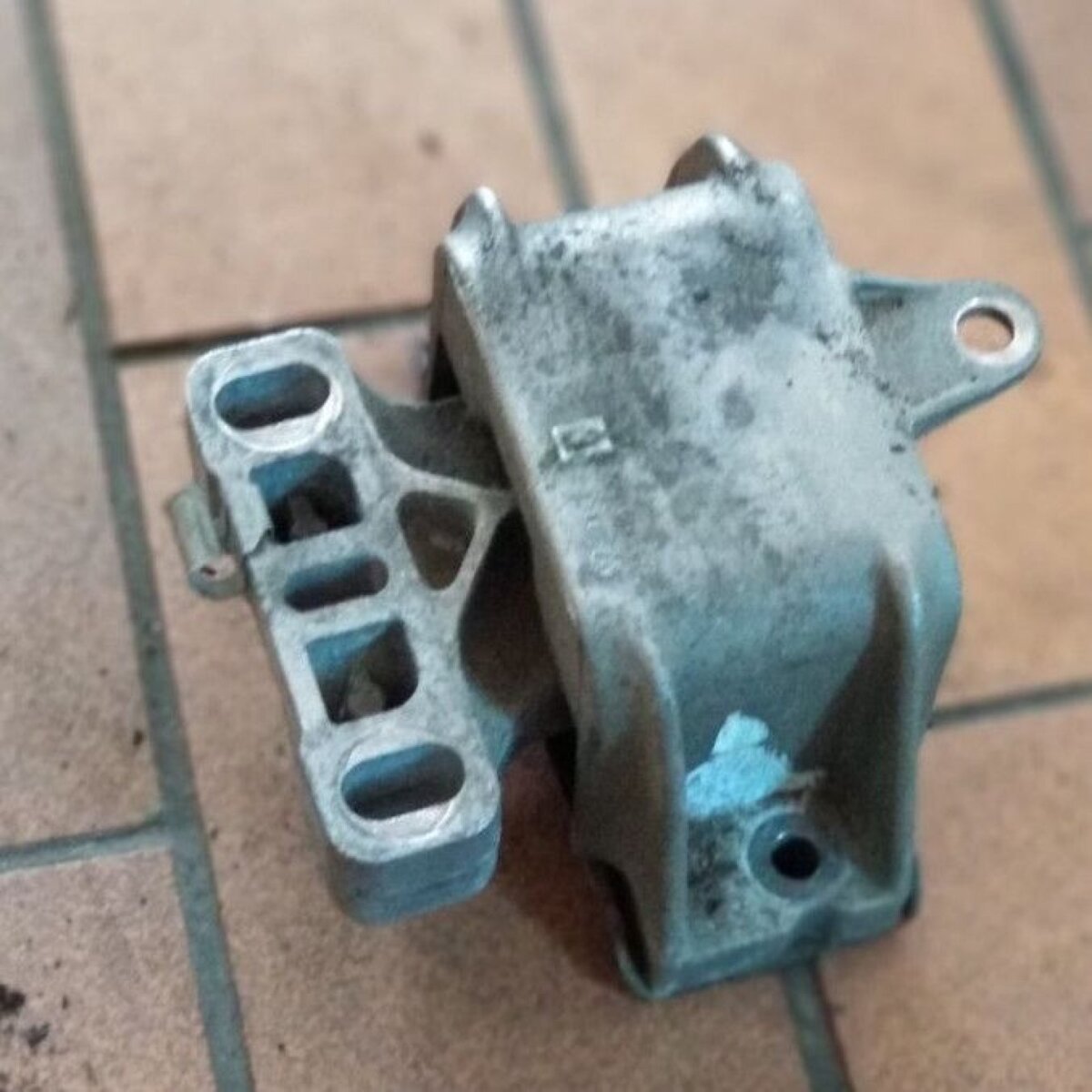 опора коробки передач; опора кпп; підвіска кпп; подушка коробки передач; подушка кпп; подушка трансмісії (опора коробки передач) Volkswagen Golf IV (1997-2006) 1J0199555AK