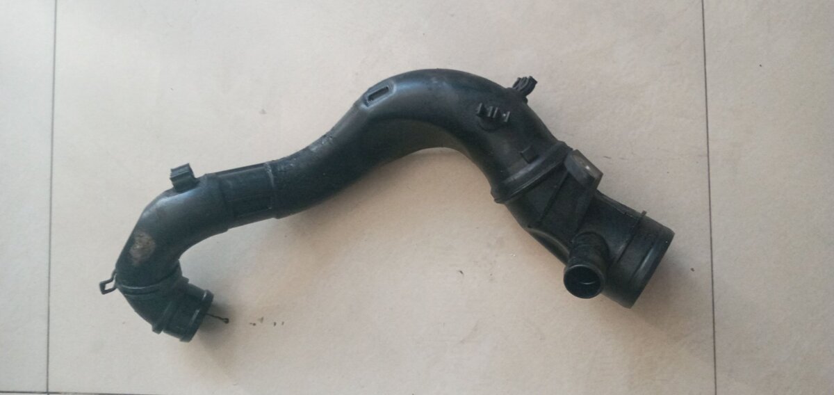 Патрубок інтеркулера Volkswagen Golf IV (1997-2006) 1J0129654S