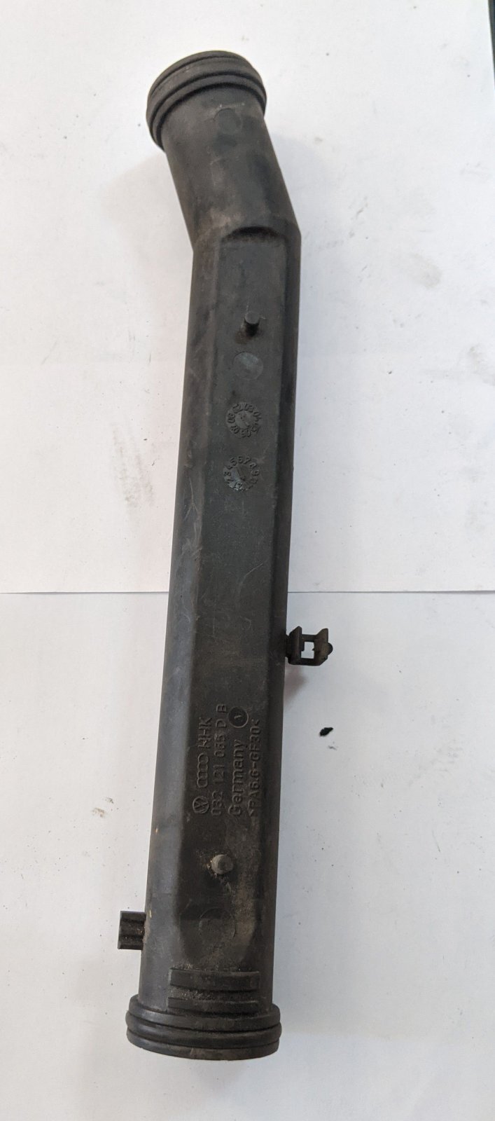 Патрубок системи охолодження Volkswagen Golf IV (1997-2006) 032121065D