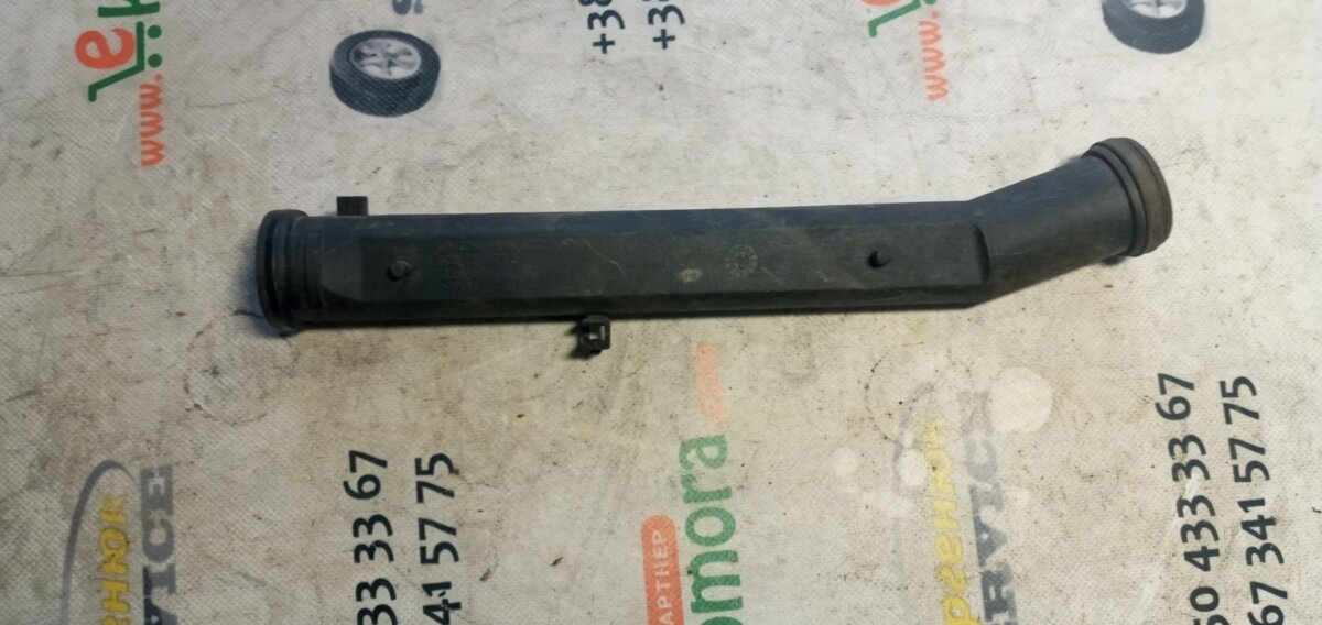 Патрубок системи охолодження Volkswagen Golf IV (1997-2006) 032121065D